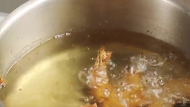 Removing deep-fried prawns from oil — Stock Video