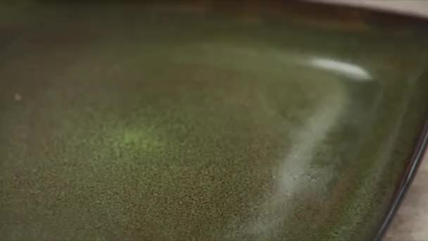 Положить креветки темпура — стоковое видео