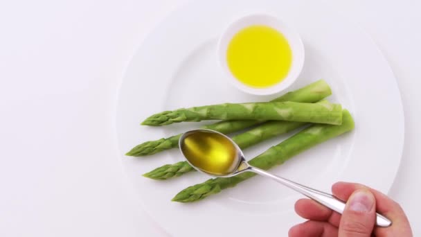 Asparagus with melted butter — Stock Video