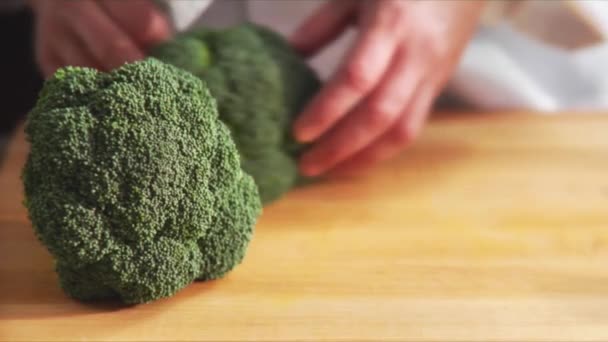 Broccoli wordt ingebroken in roosjes — Stockvideo