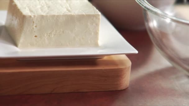 Chef tranchant du tofu frais . — Video