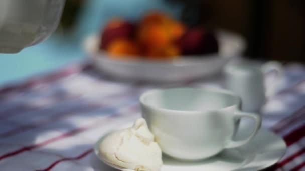 Verter una taza de café — Vídeos de Stock