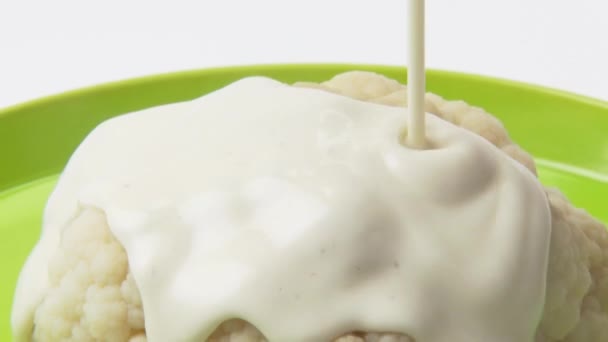 Cooked cauliflower with cheese sauce — Stock Video