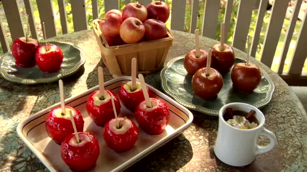 Manzanas de caramelo de pie sobre una mesa — Vídeos de Stock