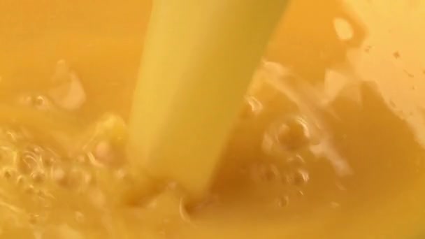 Sinaasappelsap gieten — Stockvideo