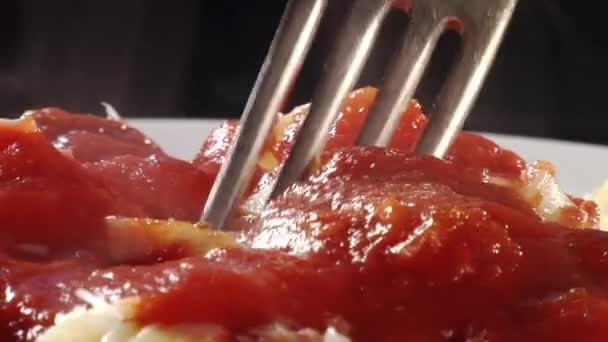 Wrapping ribbon pasta around a fork — Stock Video