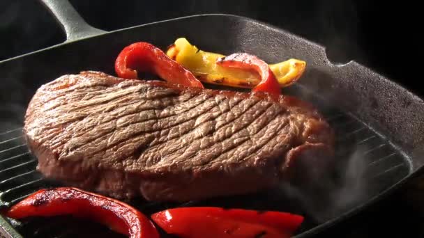 Pimenta e bife em uma grelha — Vídeo de Stock