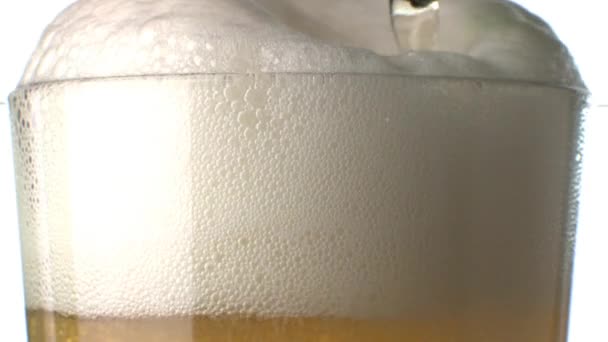Pouring beer with foam — Stock Video