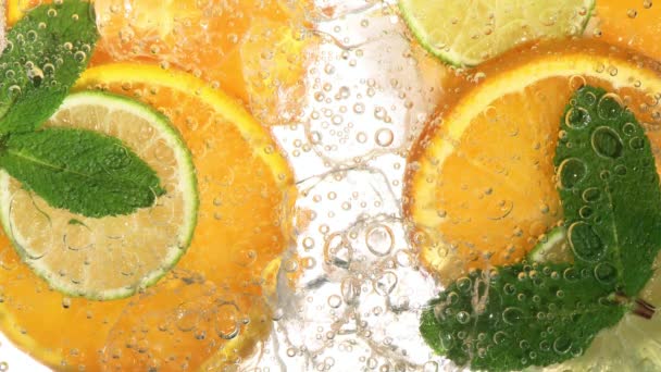 Drink with citrus fruit — Stock Video