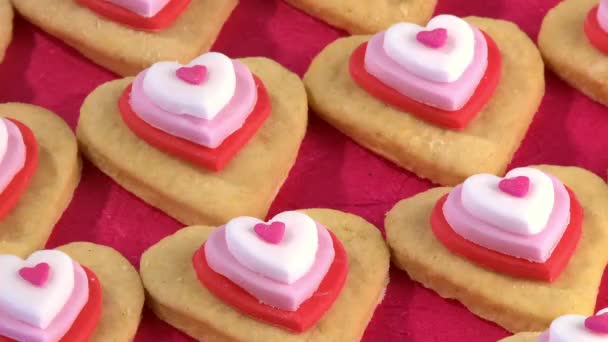 Galletas en forma de corazón de cerca — Vídeo de stock