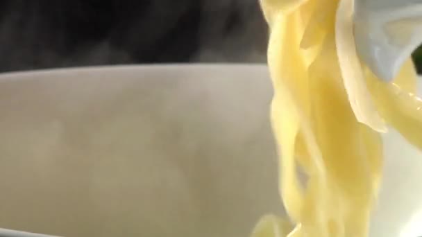 Pasta ingebruikneming een kom — Stockvideo