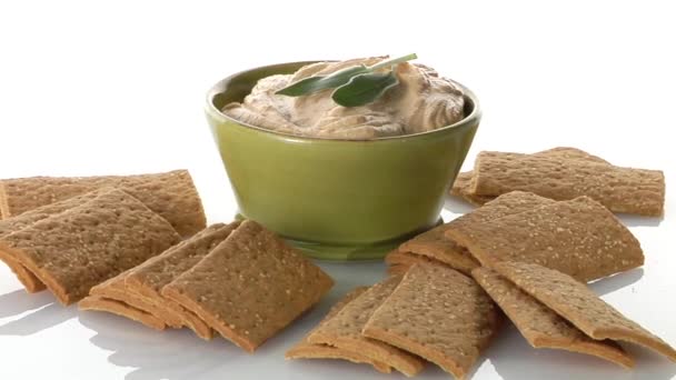 Hummus y galletas saladas — Vídeos de Stock