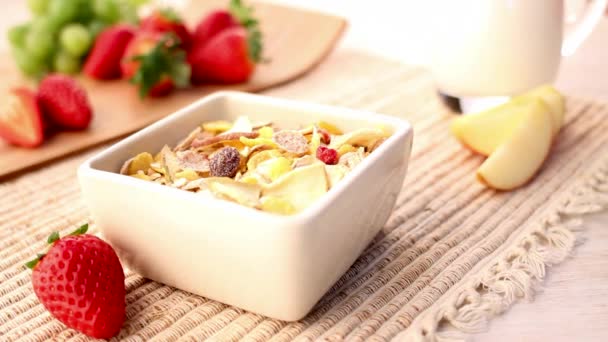 Verter leche sobre muesli — Vídeos de Stock