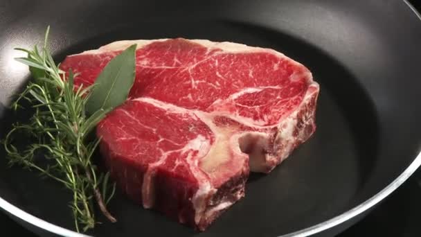 Steak in a frying pan — Stock Video