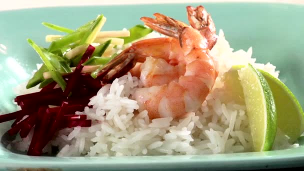 Креветки з рисом і буряком — стокове відео
