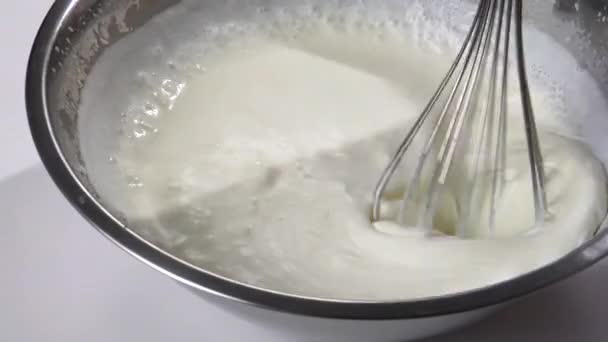 用打蛋器搅打稀奶油 — 图库视频影像