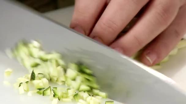 Tärning zucchini pinnar — Stockvideo