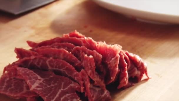 Scheiben vom flachen Eisensteak — Stockvideo