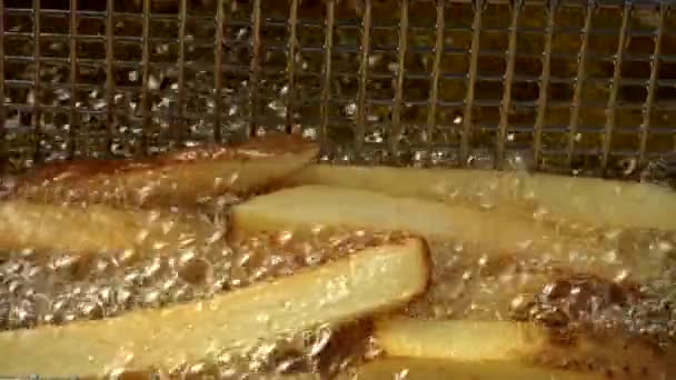 Жареные чипсы в корзине — стоковое видео