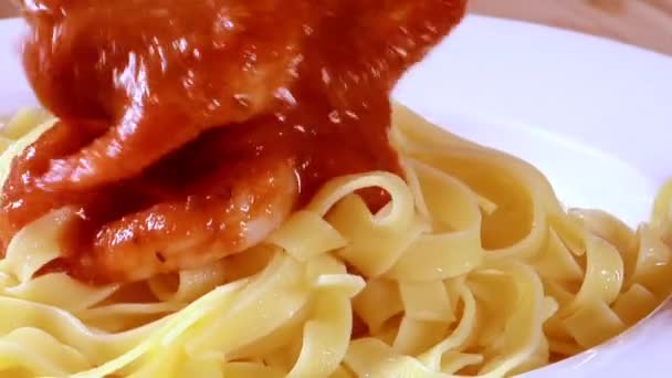 Serving ribbon pasta with tomato sauce — Stock Video