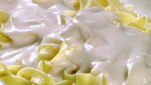 Lint pasta met saus — Stockvideo