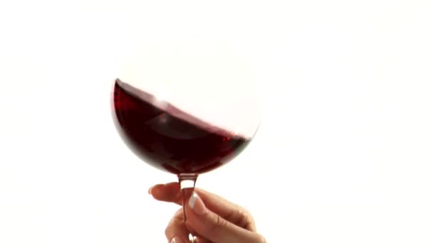 Wervelende rode wijn in glas — Stockvideo