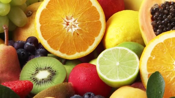 Variedad de frutas sobre fondo blanco — Vídeo de stock