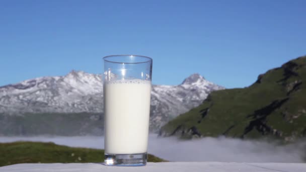 Bicchiere di latte con montagne — Video Stock