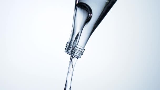 Verter agua de una botella — Vídeo de stock