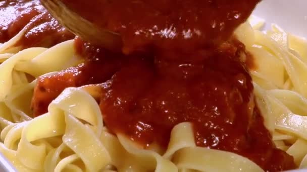 Serving ribbon pasta — Stock Video