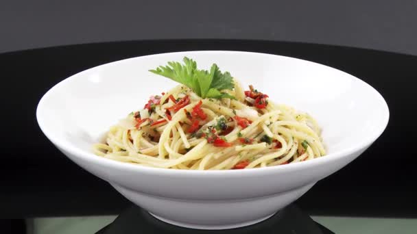 Чилі спагетті обертові — стокове відео