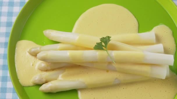 Espargos brancos com molho holandês — Vídeo de Stock