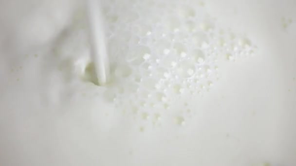 Milch aus nächster Nähe gießen — Stockvideo