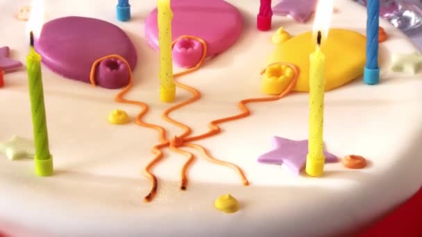 Pastel de cumpleaños con velas — Vídeo de stock