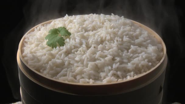 Рис в бамбуковой корзине — стоковое видео