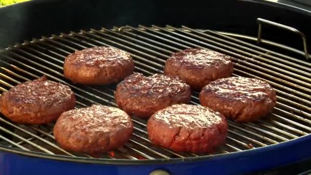 Hamburguesas en una barbacoa — Vídeo de stock