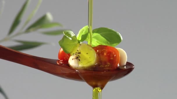 Verter aceite de oliva sobre los tomates — Vídeo de stock