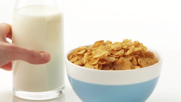 Verter leche sobre los copos de maíz — Vídeos de Stock