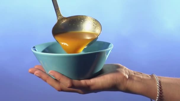 Ladling pumpkin soup — Stock Video