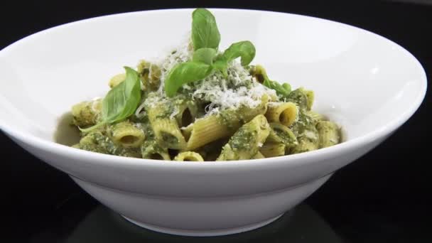 Pasta penne with pesto — Stock Video