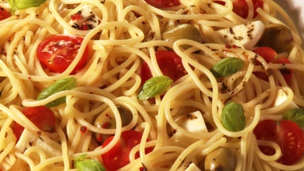 Spaghetti z pomidorami, mozzarellą i oliwki — Wideo stockowe