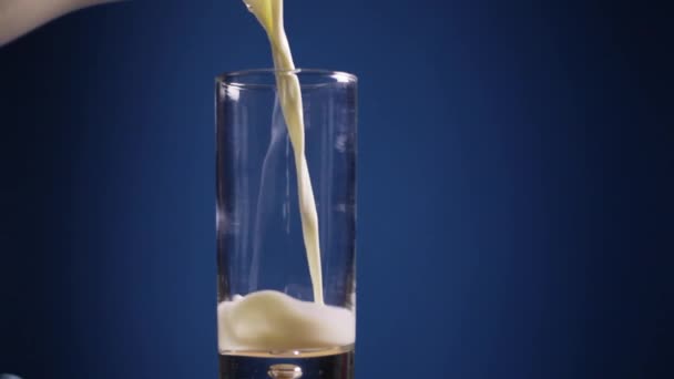 Gieten van een glas melk — Stockvideo