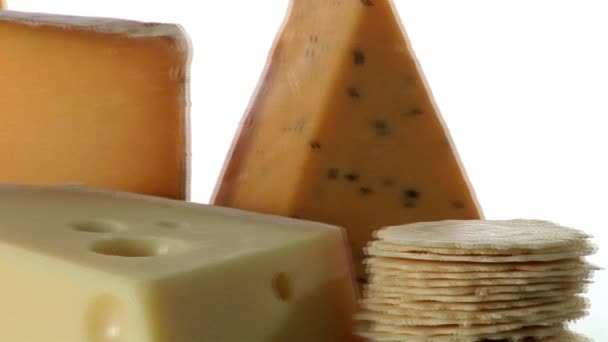 Différents types de fromage avec des craquelins — Video