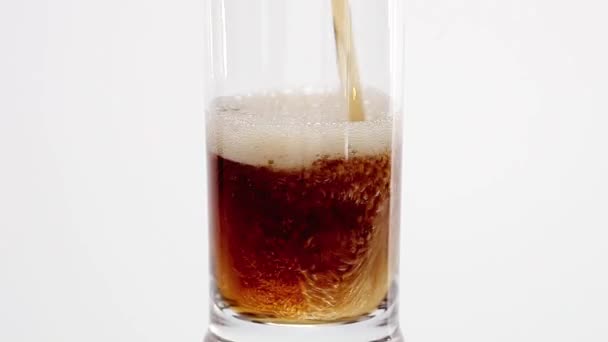 Verter cola en un vaso — Vídeos de Stock