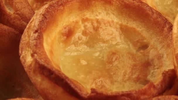 Jus gieten over Yorkshire pudding — Stockvideo