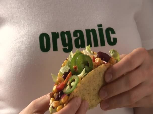 Händer som håller taco — Stockvideo