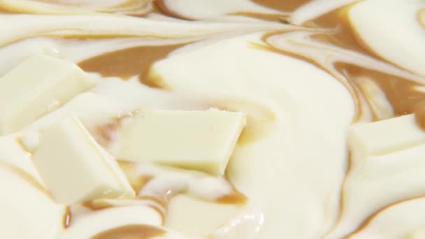 Cioccolato bianco fuso con caramello — Video Stock