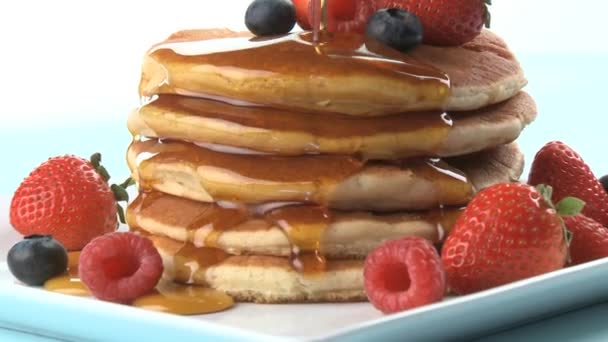 Ein Stapel Pfannkuchen, der mit Ahornsirup getränkt wird — Stockvideo