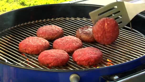 Turning burgers on a barbecue — Stock Video