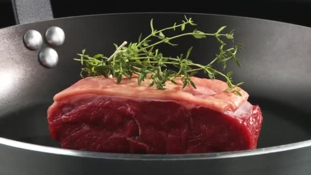 Beef sirloin in a frying pan — Stock Video